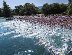 瑞士苏黎世举办年度横渡苏黎世湖游泳比赛 游泳者向终点奋力前进