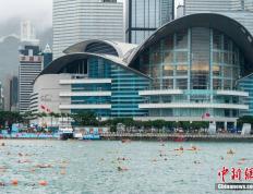 香港市民初冬游泳横渡维港