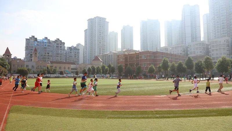 修文县学校慷慨举措：免费开放体育场馆 促进体育资源共享