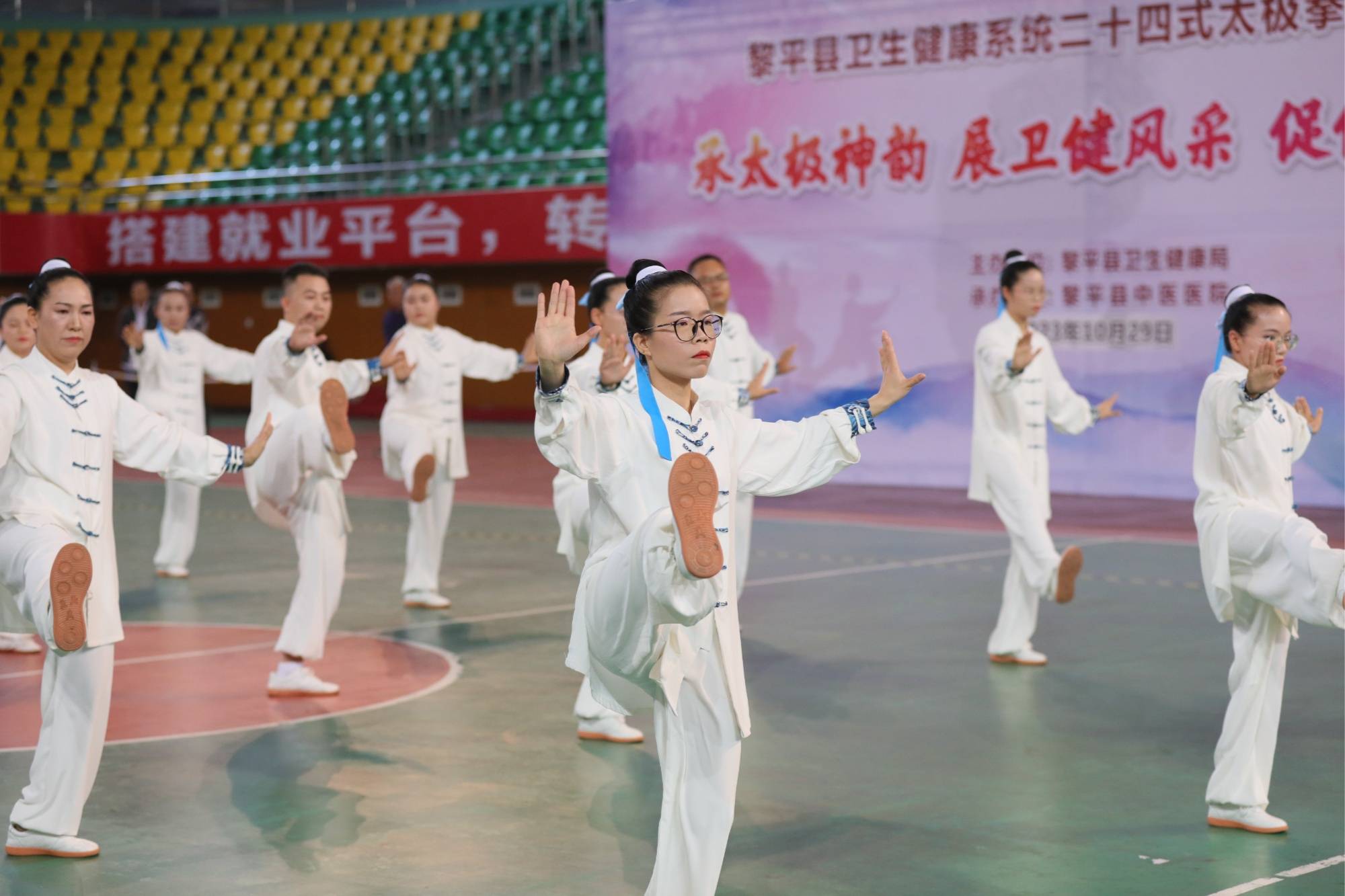 贵州黎平：百人参加太极拳展示 推动全民体育健身