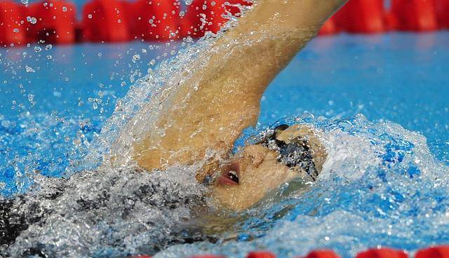 揭示奥运游泳比赛中的起跳动作