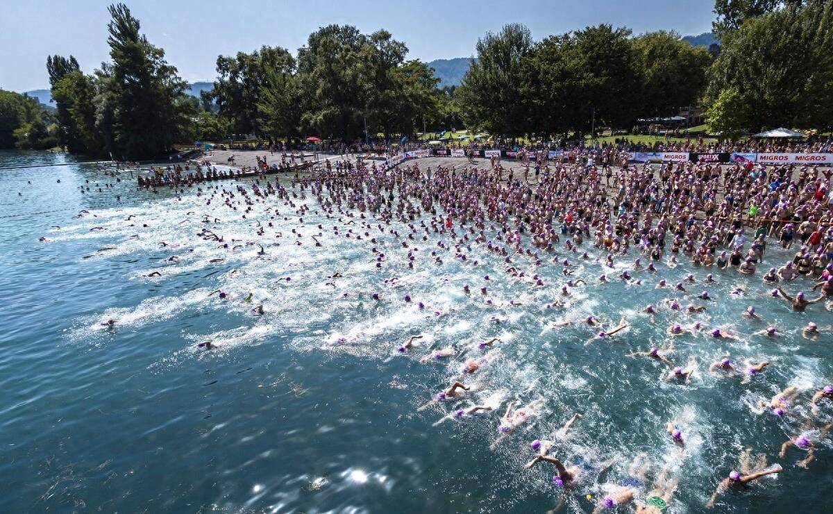 瑞士苏黎世举办年度横渡苏黎世湖游泳比赛 游泳者向终点奋力前进