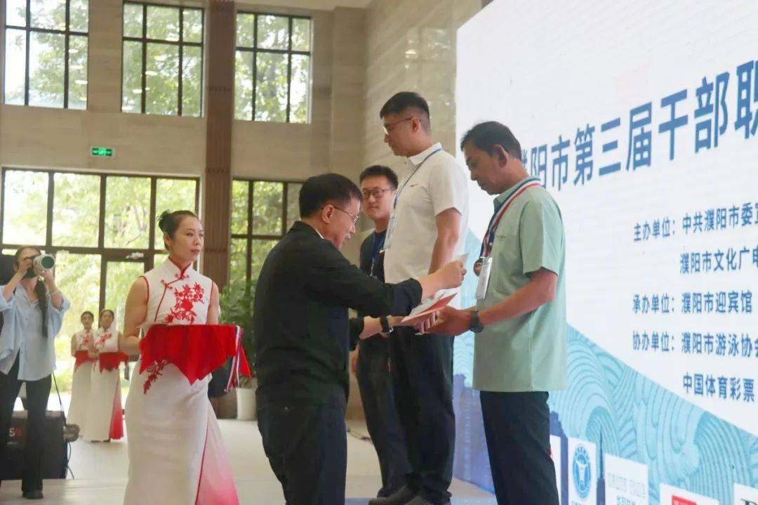 濮阳市中医医院职工在濮阳市第三届干部职工群众游泳比赛中再创佳绩
