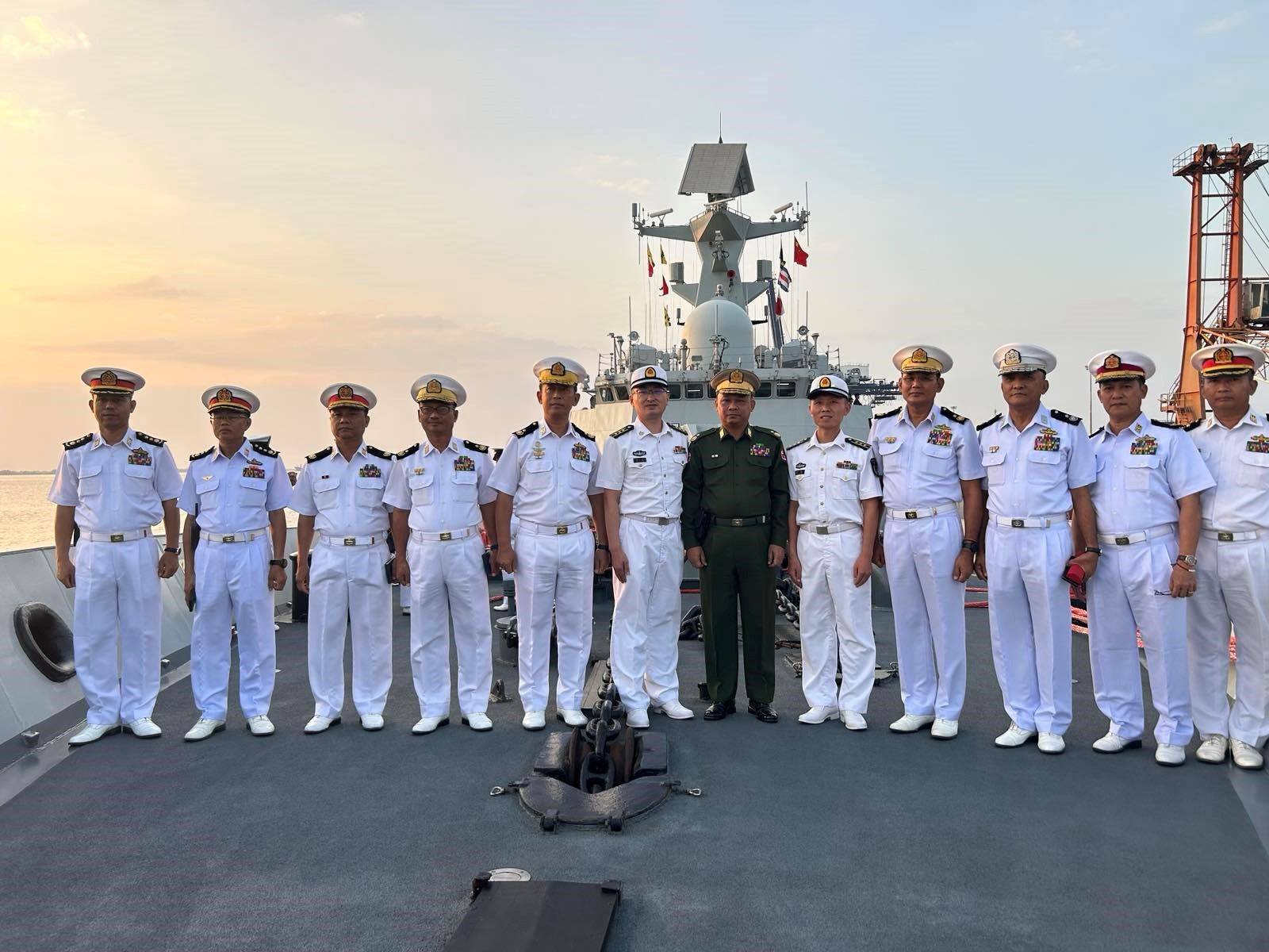 缅军仰光军区司令参观中国军舰，举行友谊体育赛事