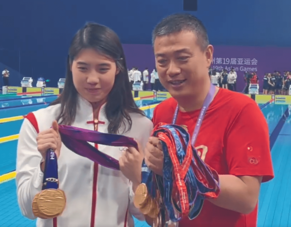 中国游泳队教练崔登荣获得2023亚洲年度最佳教练奖