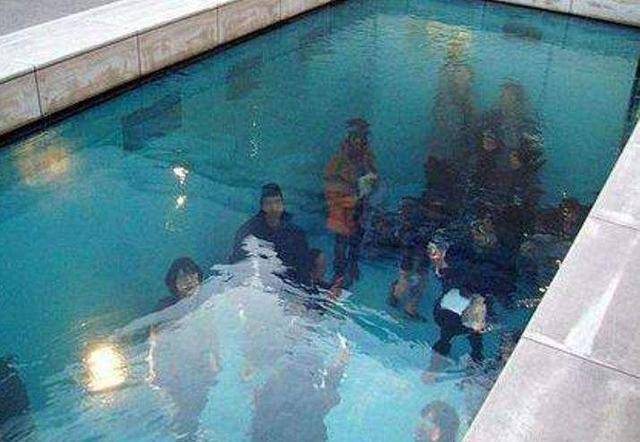 日本一神奇的游泳池：能随意走动衣服却不会湿，能走路却不许游泳