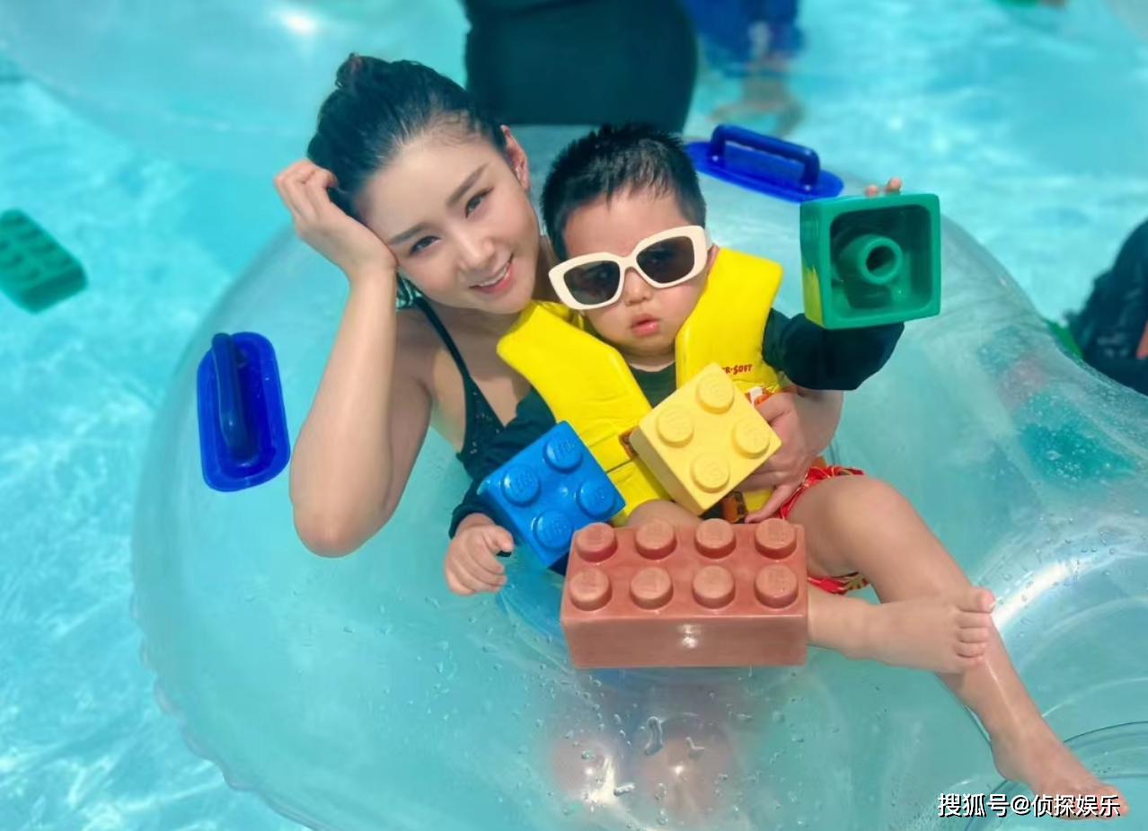 李小萌王雷假期带娃游泳，俩儿子胖嘟嘟超可爱，一个像妈一个像爸