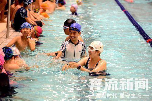 兰州市“灵动·小海豚”青少年游泳公益培训计划启动仪式举行