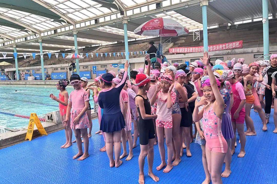 杨浦近万名小学生走出校园上游泳课！场地公益开放，他们来“买单”