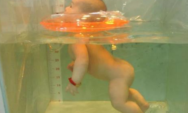解疑：婴儿游泳会留下后遗症吗，婴儿是否适合游泳？