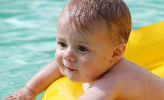 解疑：婴儿游泳会留下后遗症吗，婴儿是否适合游泳？