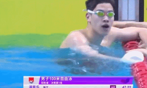 自信阳光的游泳少年潘展乐：18岁泳坛新星，颜值爆表！