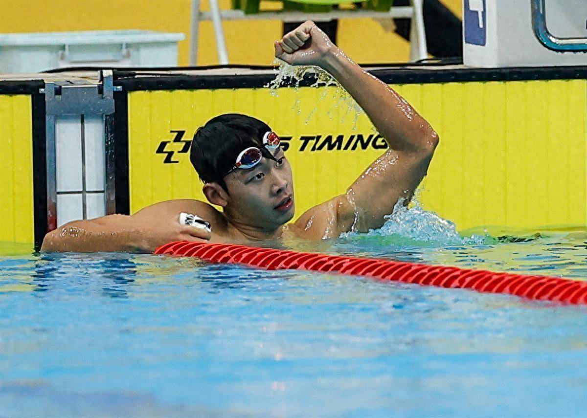 湖北运动员张子扬在全国游泳冠军赛上摘银