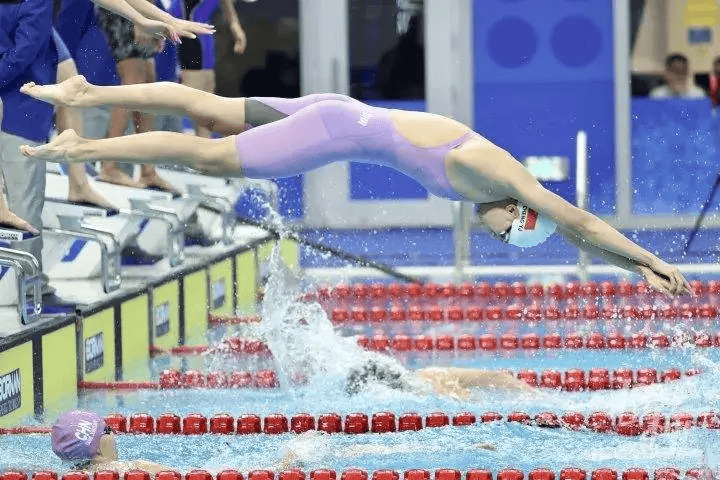 0.08秒，中国游泳天才微弱优势击败张雨菲夺冠，未来或成中国游泳一姐