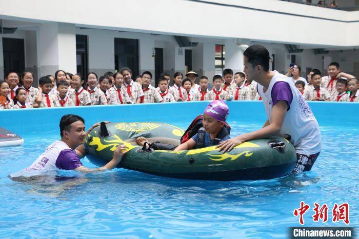 南宁市红十字会携手世界游泳冠军开展防溺水安全教育