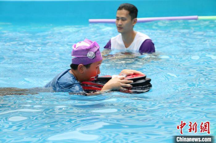 南宁市红十字会携手世界游泳冠军开展防溺水安全教育