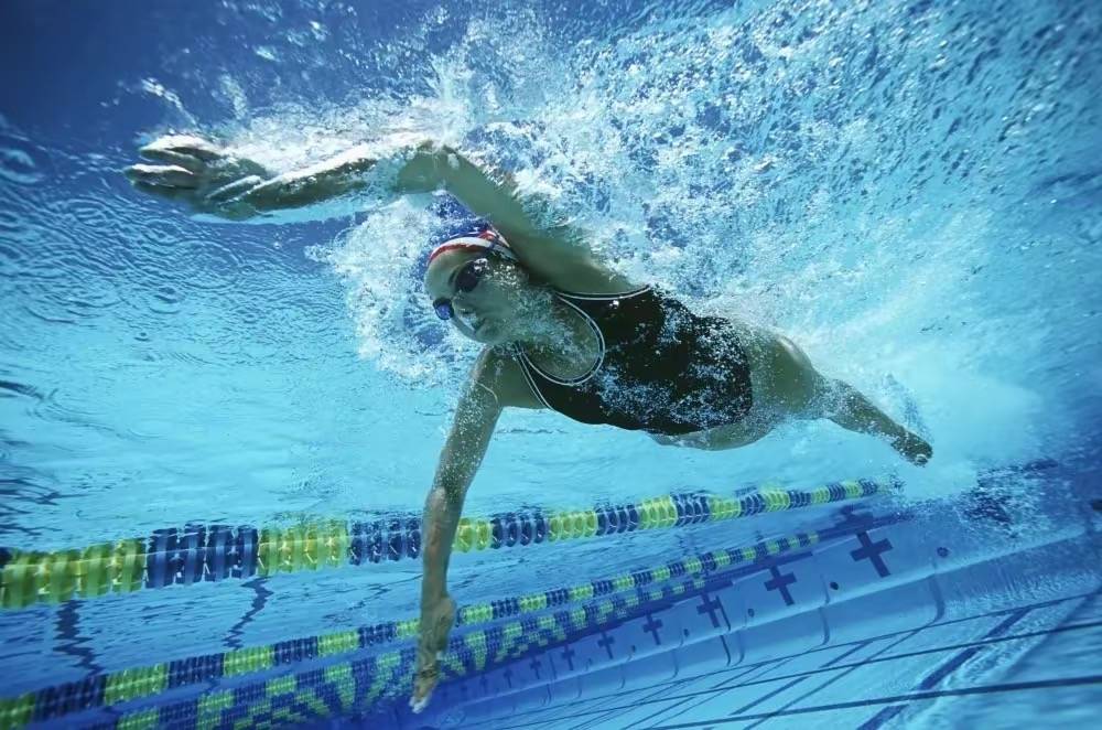 悲剧！26岁游泳教练憋气练习时溺亡，同事记录溺亡全程，刚刚订婚
