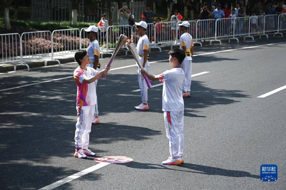 杭州亚运会丨杭州亚运会火炬在湖州传递