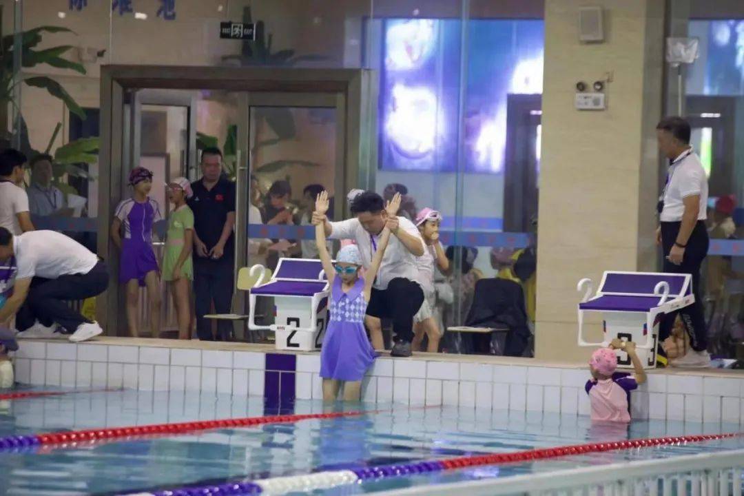 金安区首届中小学生游泳比赛在汇文学校隆重开幕