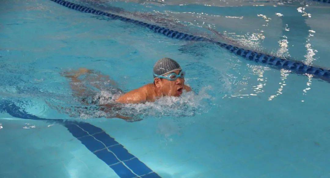 濮阳市中医医院职工在濮阳市第三届干部职工群众游泳比赛中再创佳绩