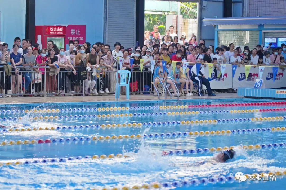 茂名举行中小学生游泳比赛，27所学校1057名选手水中竞技