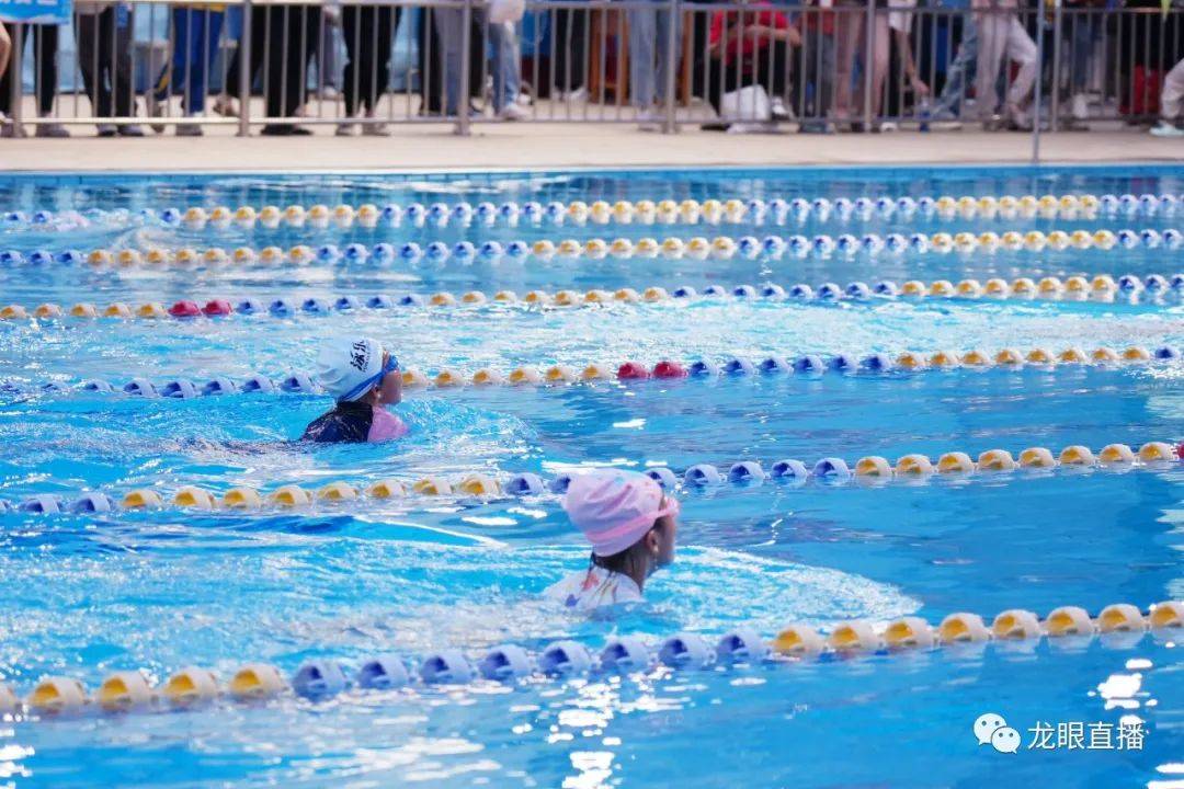 茂名举行中小学生游泳比赛，27所学校1057名选手水中竞技