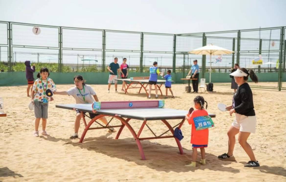 “李宁·金山城市沙滩”亲子沙地乒乓球赛事活力挥拍