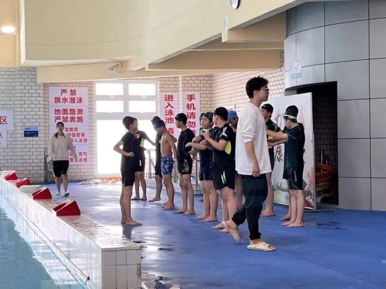 走出校园上游泳课，杨浦全面普及游泳教育