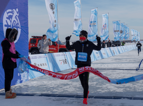 2024年中国第一场体育赛事冰上马拉松赛在抚远市鸣枪开跑