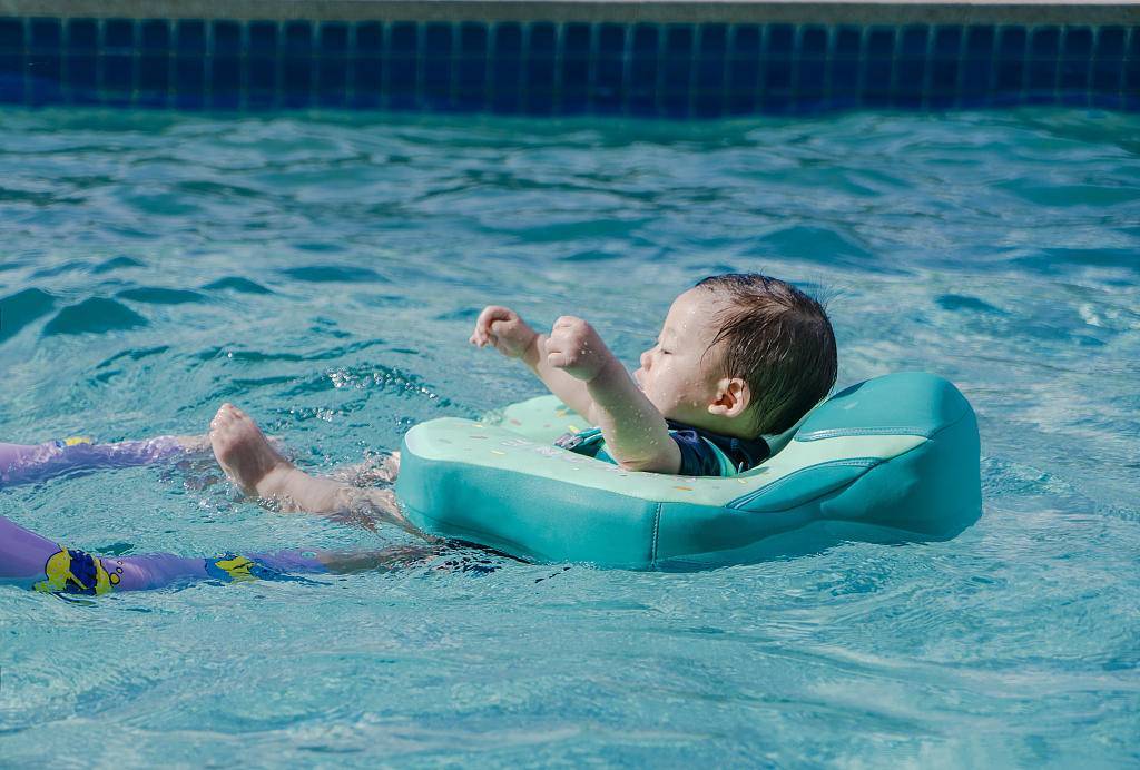 【视频】新生儿游泳，到底有哪些好处？