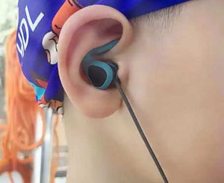 骨传导游泳耳机与入耳式游泳耳机，哪种更适合游泳爱好者？