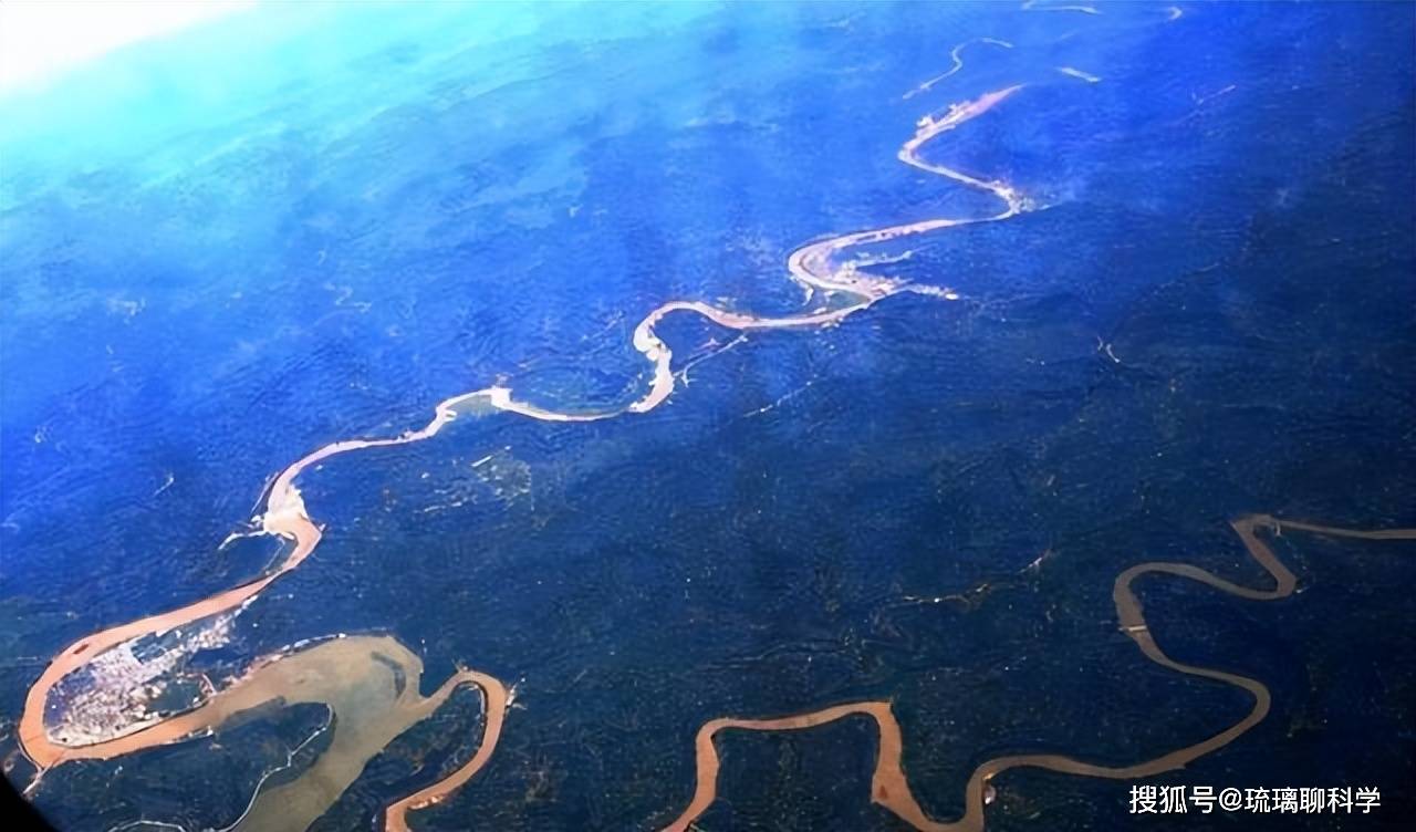 亚马逊河与长江相比，为何亚马逊河这么可怕？无人敢下河游泳？