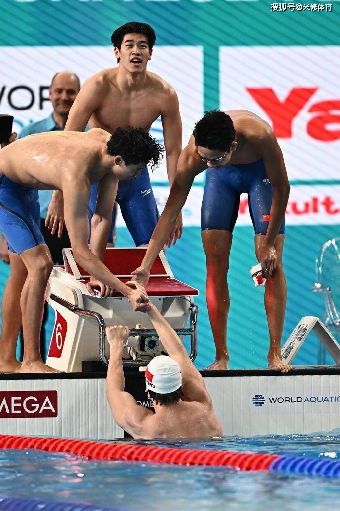 游泳世锦赛中国男子接力夺冠创历史，潘展乐打破100米自由泳世界纪录