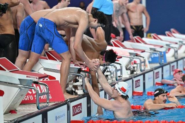 游泳世锦赛：潘展乐破世界纪录，中国队接力摘金