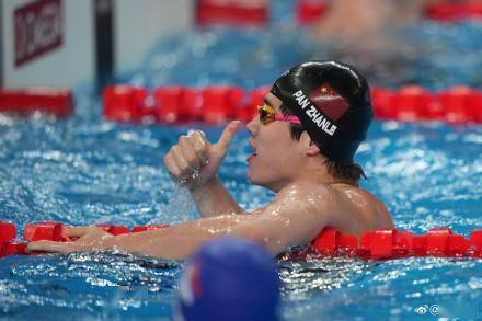 祝贺！中国男子游泳队世锦赛接力夺金