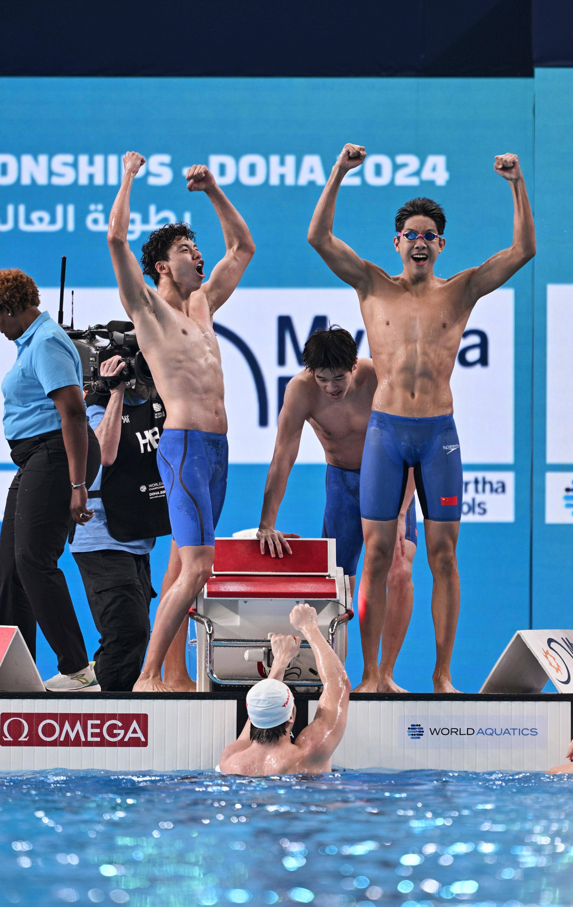 游泳世锦赛：中国队夺得男子4X100米自由泳接力冠军