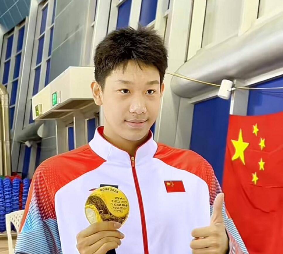中国最年轻游泳世界冠军天赋炸裂：最后50米追四人，绝杀奥运亚军