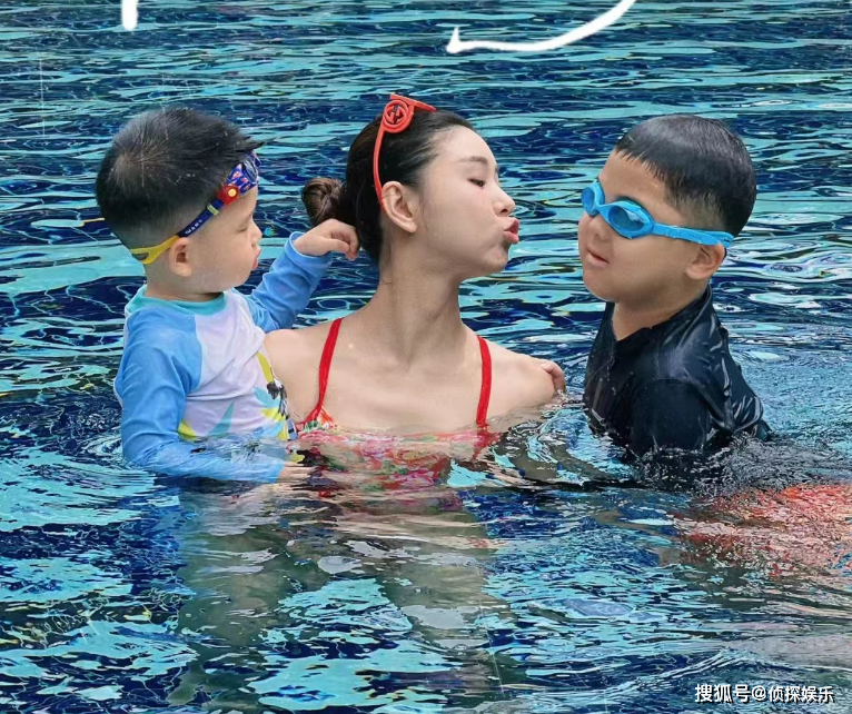 李小萌王雷假期带娃游泳，俩儿子胖嘟嘟超可爱，一个像妈一个像爸