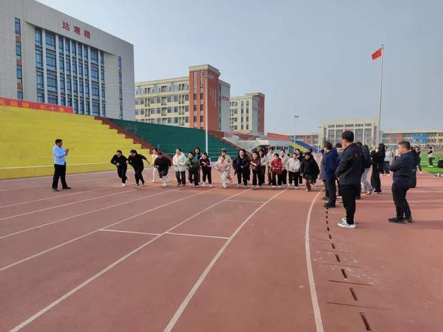南阳市第十完全学校高中部举办三八节教师体育赛事