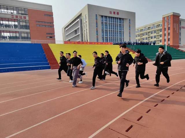 南阳市第十完全学校高中部举办三八节教师体育赛事