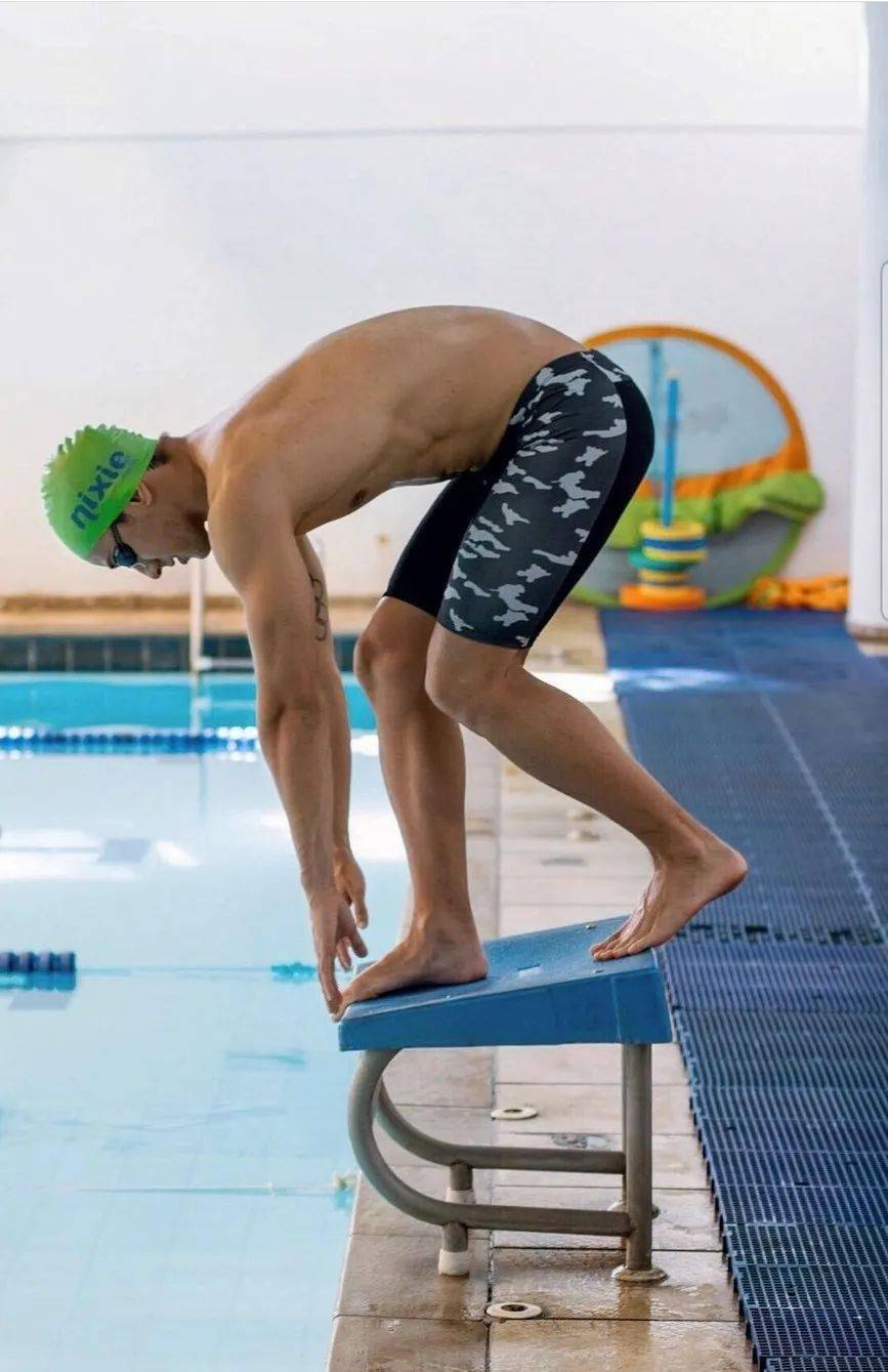游泳运动员赢得2023巴西先生，好强！