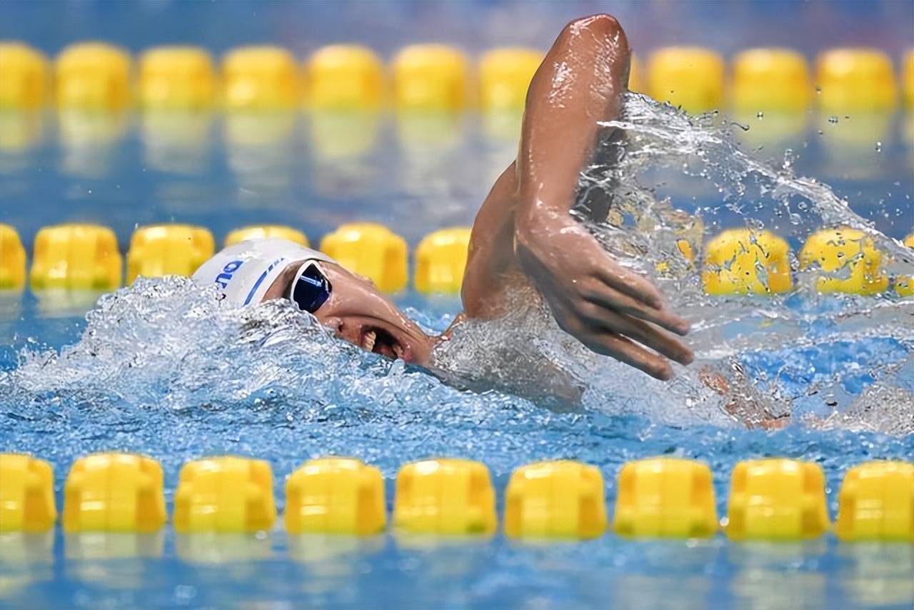 游泳冠军赛：张展硕0.02秒绝杀夺冠，携手费力纬锁定奥运资格