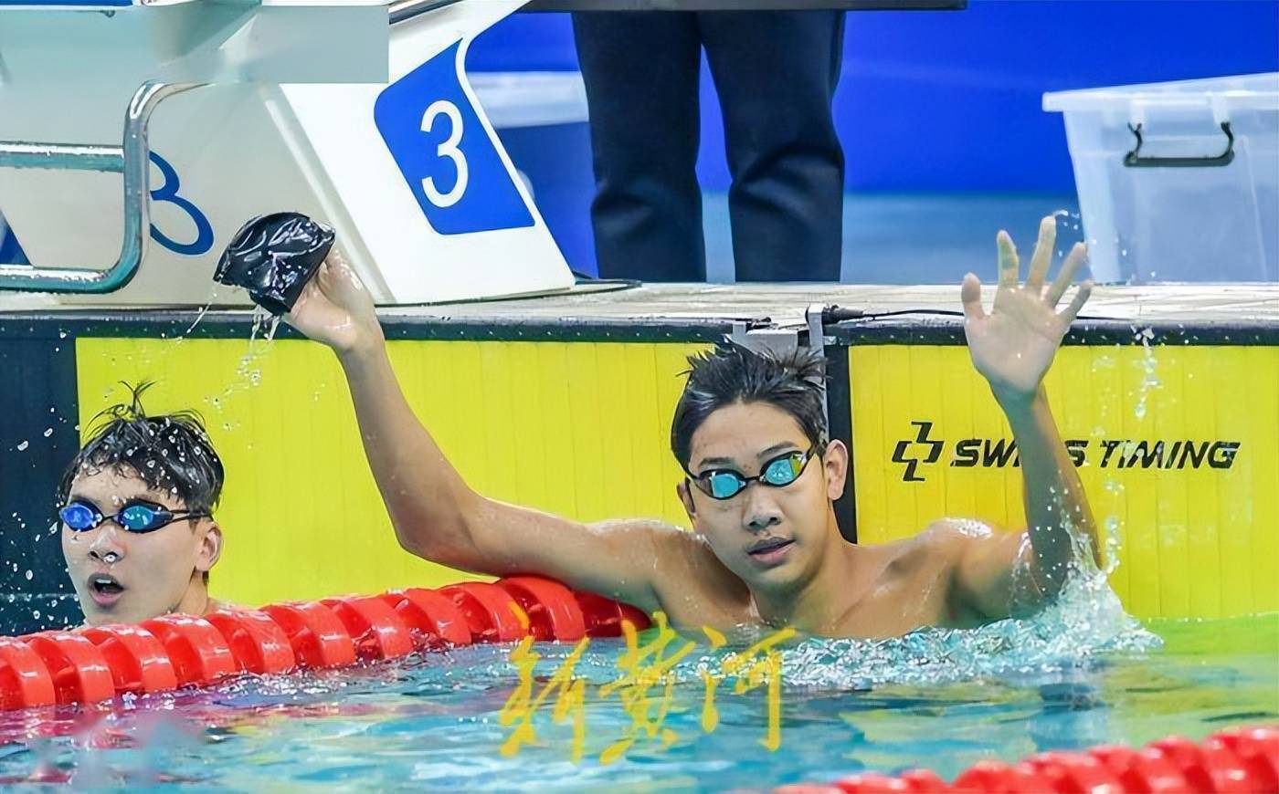 游泳冠军赛：张展硕0.02秒绝杀夺冠，携手费力纬锁定奥运资格